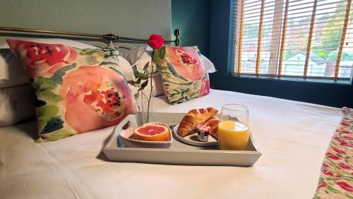 Cosy and comfy 2 bedroom cottage with parking to the rear and a short drive from Cannock town centre in แคนน็อค