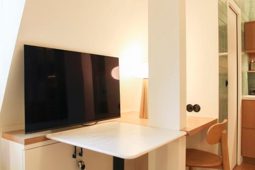 Lovely studio near the Arc de Triomphe - main image