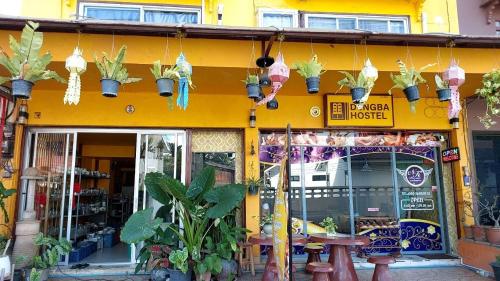 Vista exterior, Dengba Hostel - Loikroh Chiangmai in Samut Sakhon