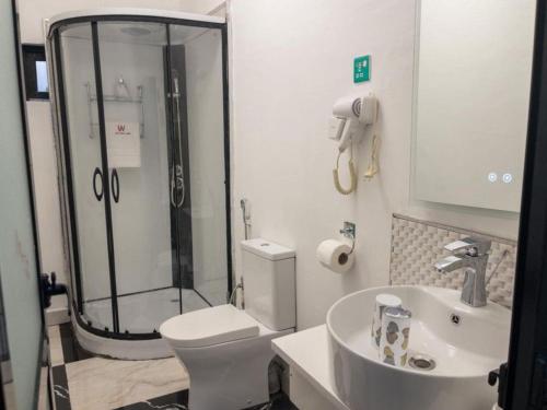 Душ, 5 Start luxury rooms with presidential Comfort well equipped in Лимбе