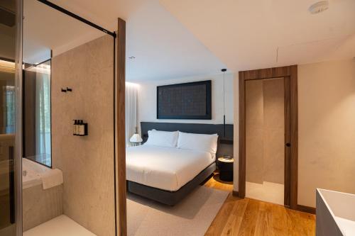 Standard suite hot tub