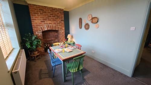 Cosy and comfy 2 bedroom cottage with parking to the rear and a short drive from Cannock town centre in แคนน็อค