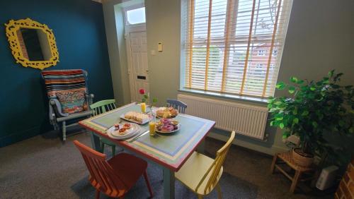 Cosy and comfy 2 bedroom cottage with parking to the rear and a short drive from Cannock town centre in แคนน็อค