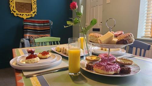 Cosy and comfy 2 bedroom cottage with parking to the rear and a short drive from Cannock town centre in แคนน็อค