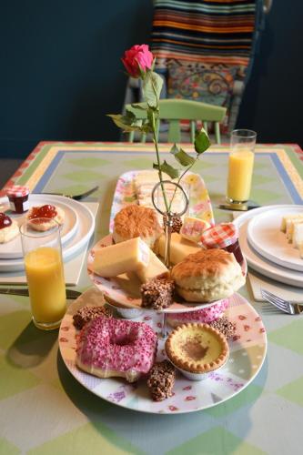 Cosy and comfy 2 bedroom cottage with parking to the rear and a short drive from Cannock town centre in แคนน็อค