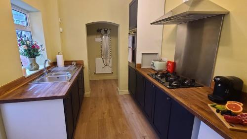 Cosy and comfy 2 bedroom cottage with parking to the rear and a short drive from Cannock town centre in แคนน็อค