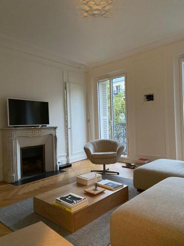 New Design & Large 1 Bdr Apt - Montmartre Paris 18, Париж