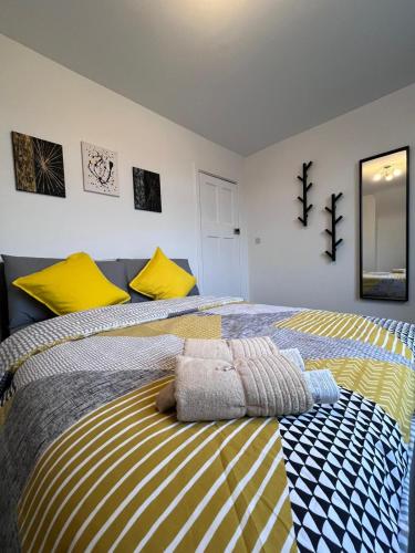 Charming House with Gardens and Family-Friendly Amenities, Nottingham