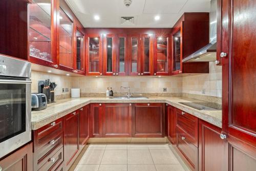 FIRST CLASS 1BR Cozy Old Town Escape, Дубай (фото 9)