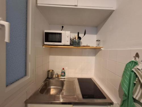 kök, Saint-Mandé studio, proche metro Ligne 1 & Paris Centre, Wifi rapide, Ideal couple, télétravail (Saint-Mande studio, proche metro Ligne 1 & Paris Centre, Wifi rapide, Ideal couple, teletravail) in Saint Mande