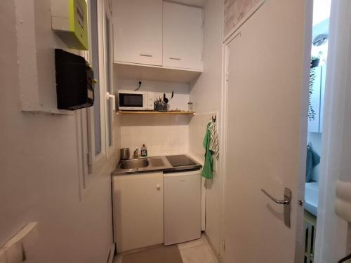 kök, Saint-Mandé studio, proche metro Ligne 1 & Paris Centre, Wifi rapide, Ideal couple, télétravail (Saint-Mande studio, proche metro Ligne 1 & Paris Centre, Wifi rapide, Ideal couple, teletravail) in Saint Mande