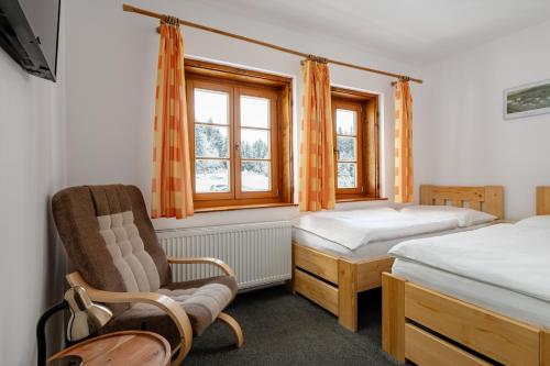 1 queen bed, 2 twin beds