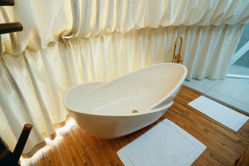 LUXEGLAMP in Umm Al Quwain