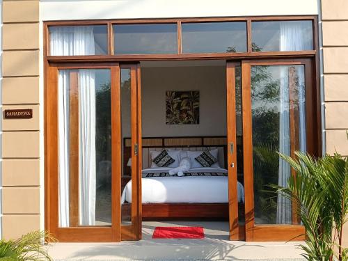 The Green Sidemen in Klungkung