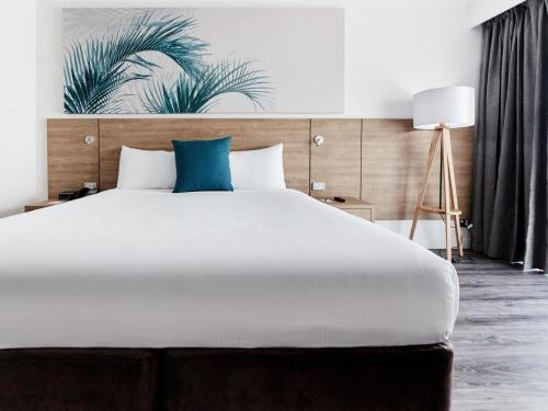 Novotel Cairns Oasis Resort Room Type - Deluxe King Room with Pool View Novotel Cairns Oasis Resort Room Type - Deluxe King Room with Pool View