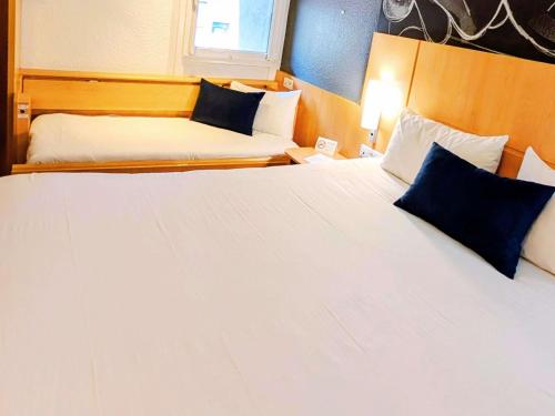1 queen bed, 1 twin bed