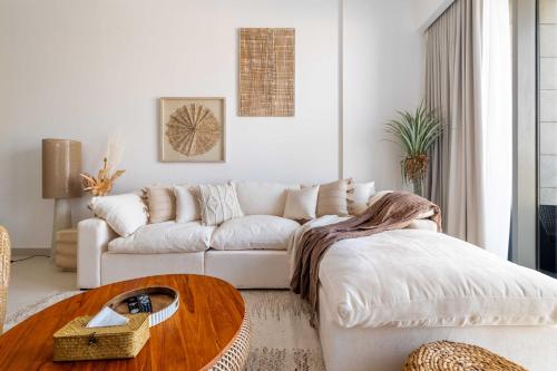 Serene 1BR Retreat with Pool & Gym by Safa Park, Dubái (foto 3)