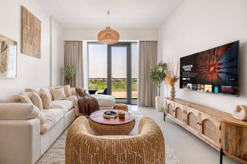 Serene 1BR Retreat with Pool & Gym by Safa Park, Dubái (foto 2)