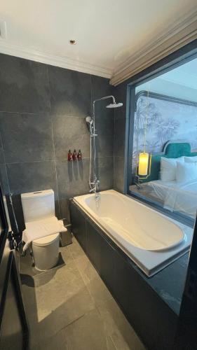 room detail thumbnail 2