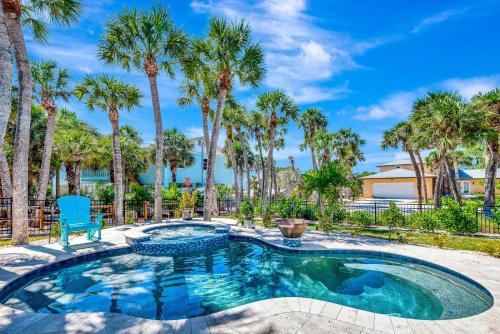 Steps to Beach Pool + Hot Tub 2025 Remodeled! in Englewood (FL)