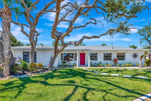 Steps to Beach Pool + Hot Tub 2025 Remodeled! in Englewood (FL)