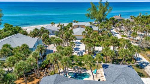 Steps to Beach Pool + Hot Tub 2025 Remodeled! in Englewood (FL)