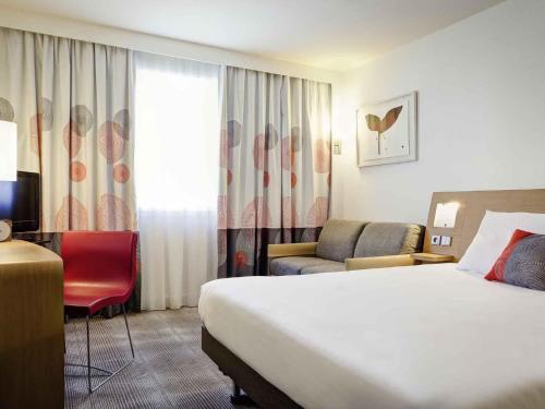 Novotel Lyon Gerland Mus Room Type - Classic Room with 1 Double Bed and 1 Single Bed Novotel Lyon Gerland Mus Room Type - Classic Room with 1 Double Bed and 1 Single Bed
