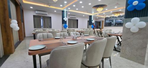 Restorāns, STARLIGHT RESTRO AND HOTEL in Hoshangabad