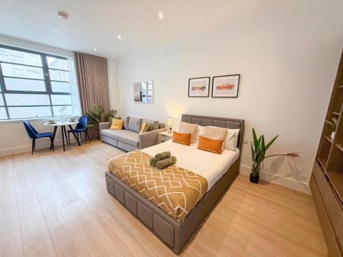 3-BDR with Balcony and 7 AC Studio Apartments in Marylebone near Regents Park & Baker St by Staylio London, Лондон