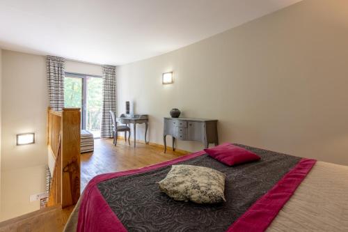 1 queen bed, 2 sofa beds
