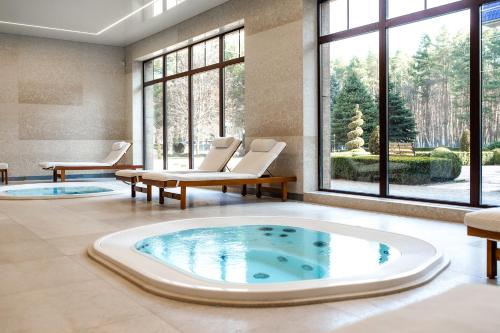 Басейн, Hotel Park Kajetany in Надажин