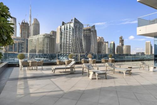 Stylish 1BR Canal View & 12 min to Downtown, Dubai