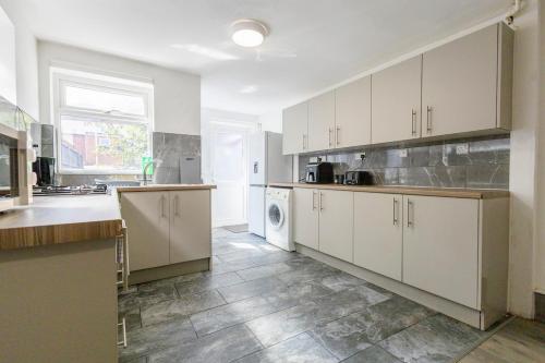 The Robinwood Green Haven Retreat Luxurious 3 Bedroom Stay Sleeps 7 in 拉德福德