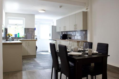 The Robinwood Green Haven Retreat Luxurious 3 Bedroom Stay Sleeps 7 in 拉德福德