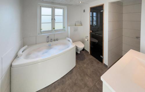 浴室, Nice Home In Blåvand With Sauna (Nice Home In Blavand With Sauna) in 維伊厄斯海灘