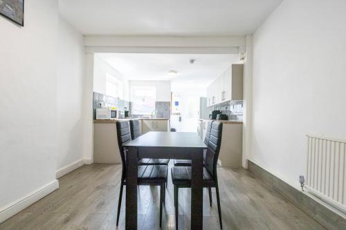 The Robinwood Green Haven Retreat Luxurious 3 Bedroom Stay Sleeps 7 in 拉德福德
