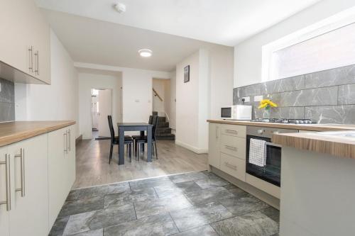The Robinwood Green Haven Retreat Luxurious 3 Bedroom Stay Sleeps 7 in 拉德福德