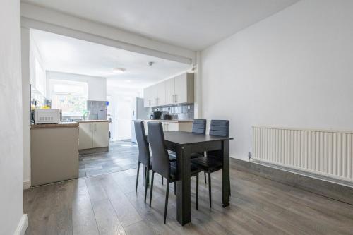 The Robinwood Green Haven Retreat Luxurious 3 Bedroom Stay Sleeps 7 in 拉德福德