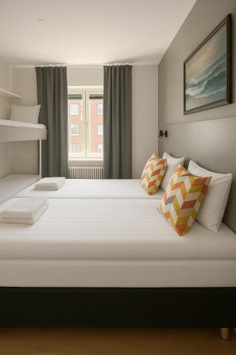 1 queen bed, 1 bunk bed