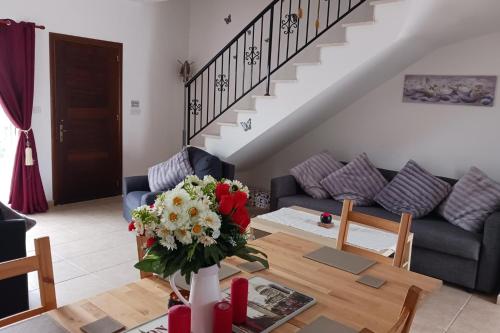 2-Bed House Sleeps 6 -Pool -Free Parking -Netflix in 曼德里亞