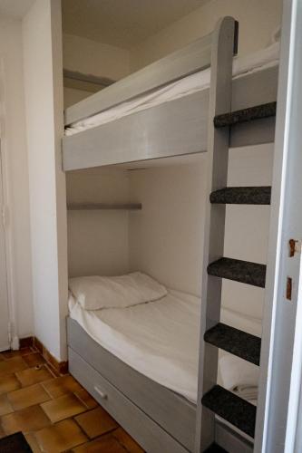 1 queen bed, 2 bunk beds