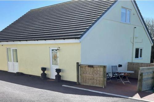 Country Retreat Sleeps 2 near Cymyran beach in Valley