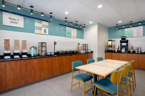 อาหารและเครื่องดื่ม, Garner Hotel Evansville East by IHG in อีแวนสวิลล์ (IN)