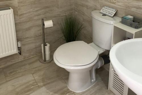 Country Retreat Sleeps 2 near Cymyran beach in Valley