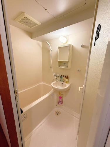 Wa Shinsaka 902 7minute walk from Shinsakacho Station Maximum 4 people Separate bath and toilet Washing machine with dryer