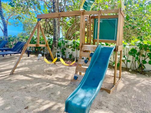 Kid’s club, Cozy Beach Front Condo, Pool in Mar De Sol