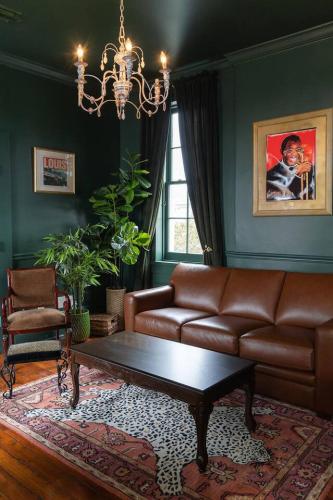 5 New Orleans Themed Units in FQ with Pool - image 11