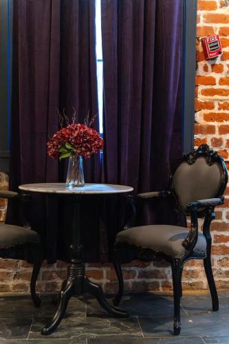 5 New Orleans Themed Units in FQ with Pool - image 3