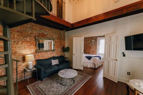 5 New Orleans Themed Units in FQ with Pool - main image