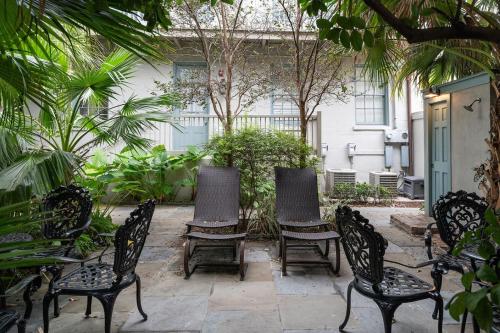 5 New Orleans Themed Units in FQ with Pool - image 2
